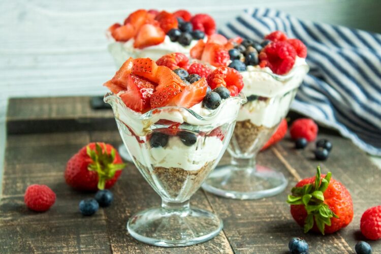 Berry cheesecake yogurt parfaits