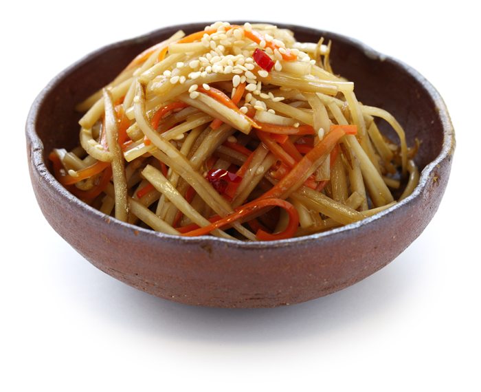 Saute burdock and carrots together as a side dish