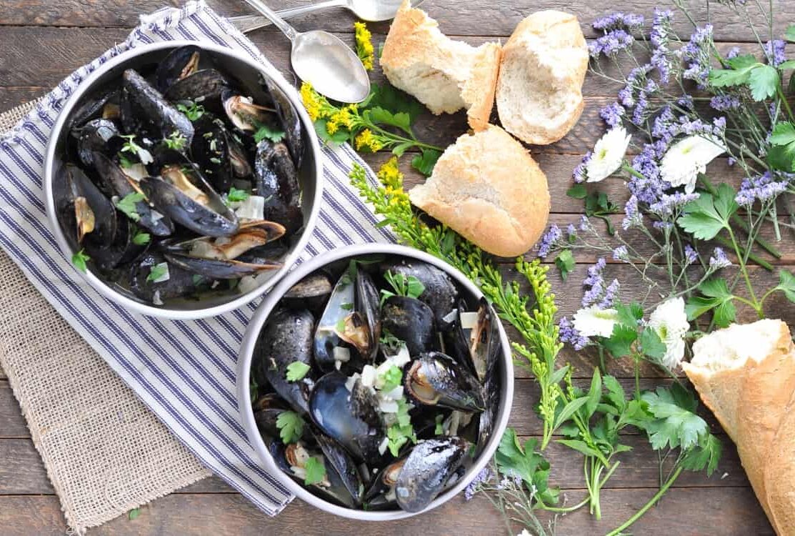 Steamed Mussels in Wine and Garlic Sauce