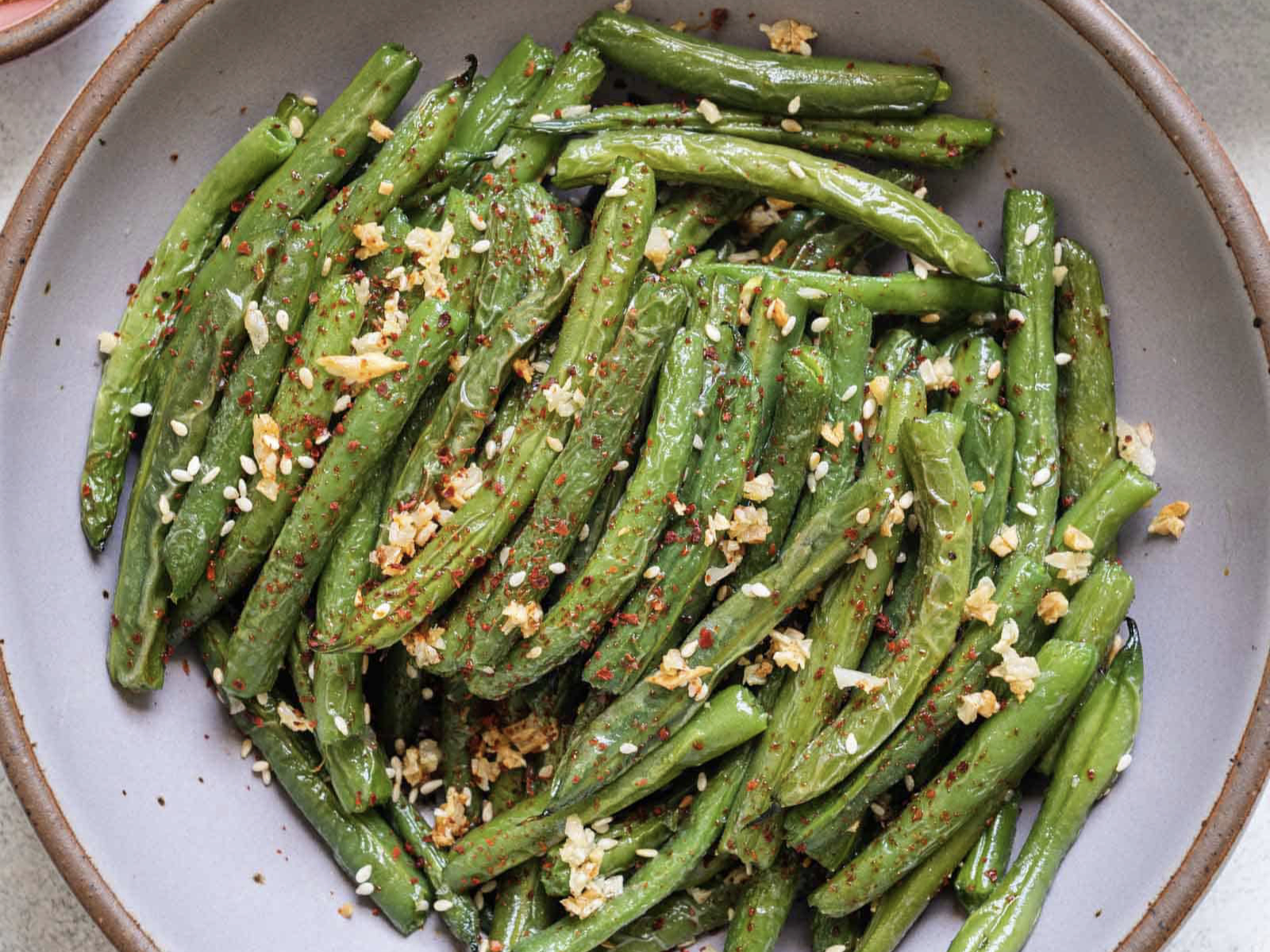 air fryer green beans with crispy topping