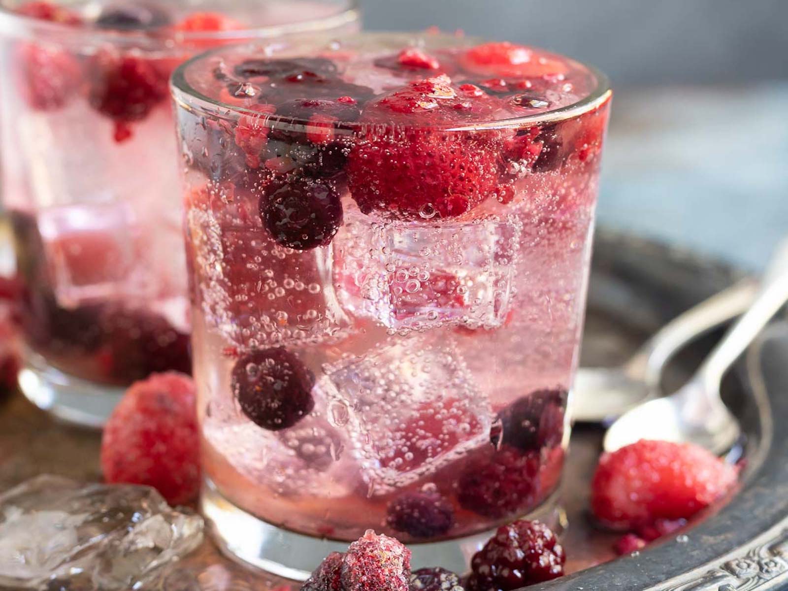 Low-Carb Alcoholic Drinks: berries and vodka