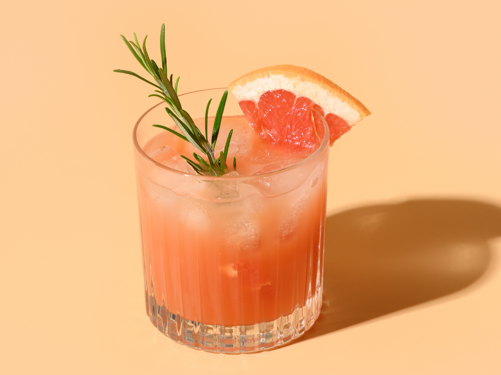 grapefruit spritzer with rosemary and grapefruit slice