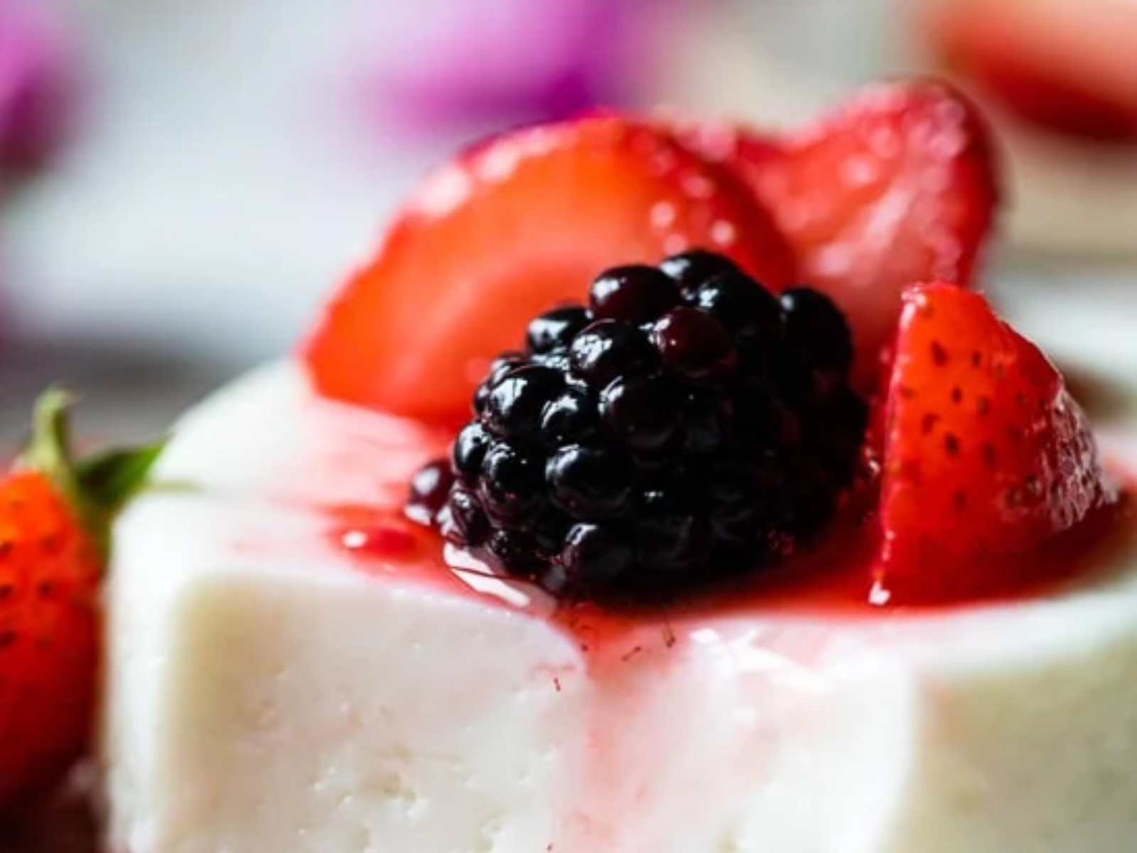 greek yogurt panna cotta with berries on top
