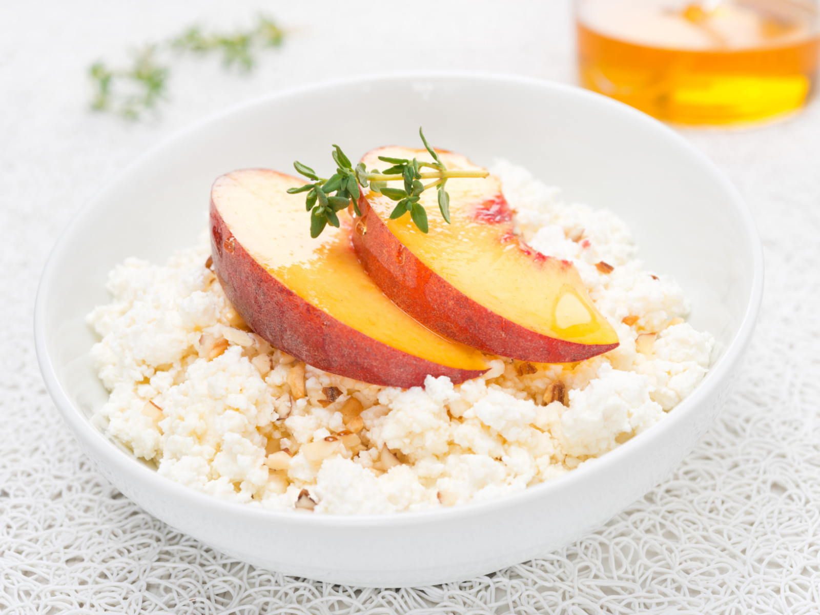 Cottage cheese with sliced peaches and a drizzle of honey