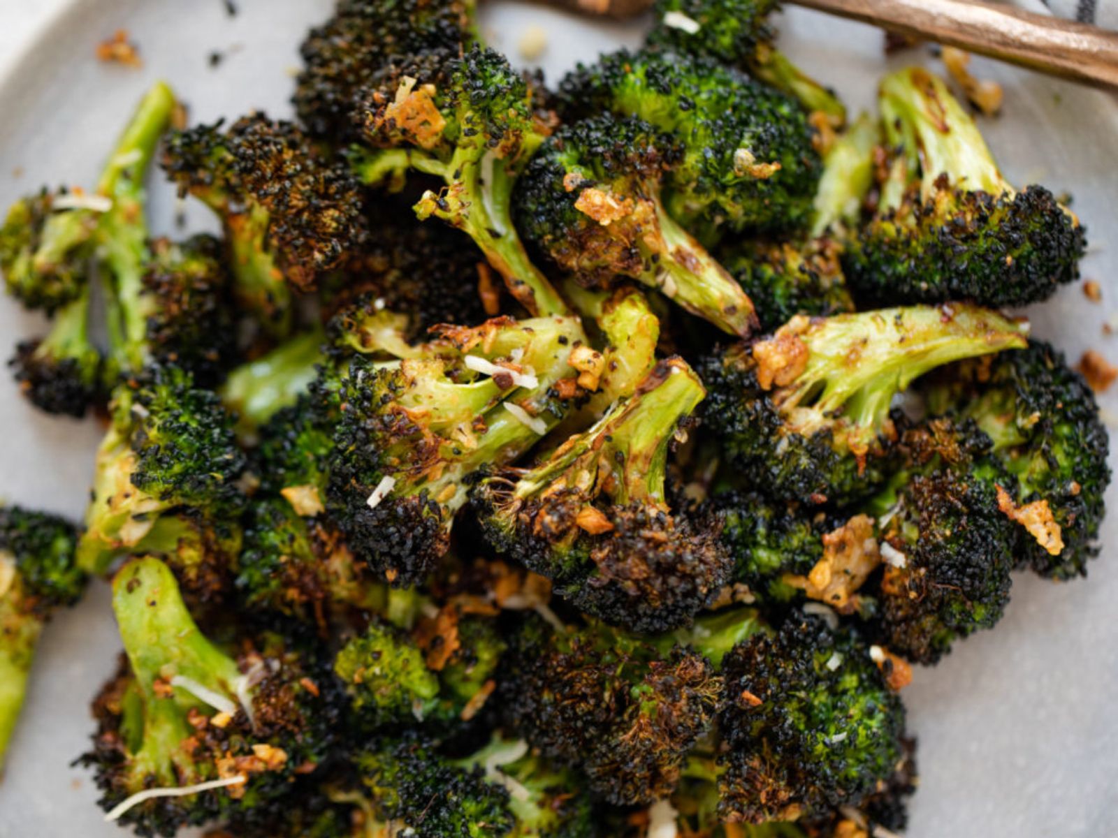 air fryer broccoli recipes: crispy garlic