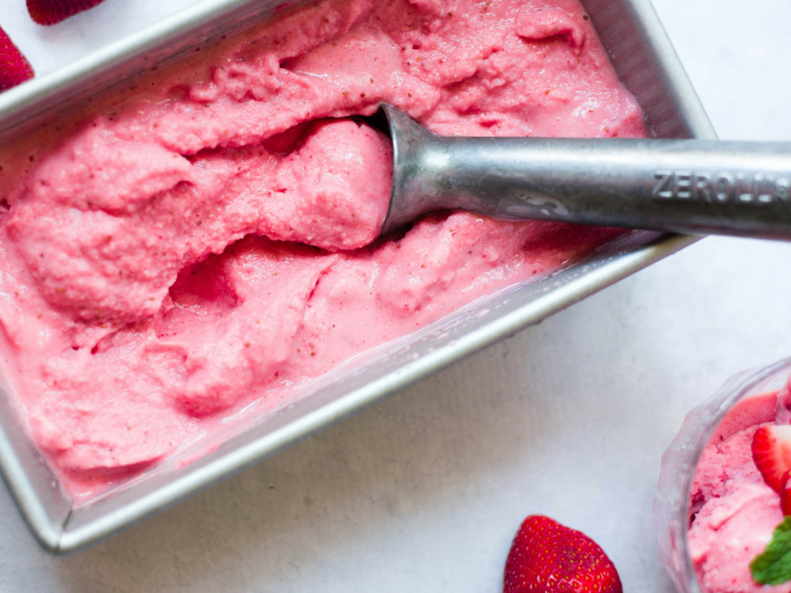 4-Ingredient Strawberry Frozen Yogurt