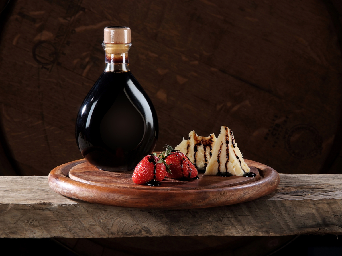 balsamic vinegar with strawberries and manchego