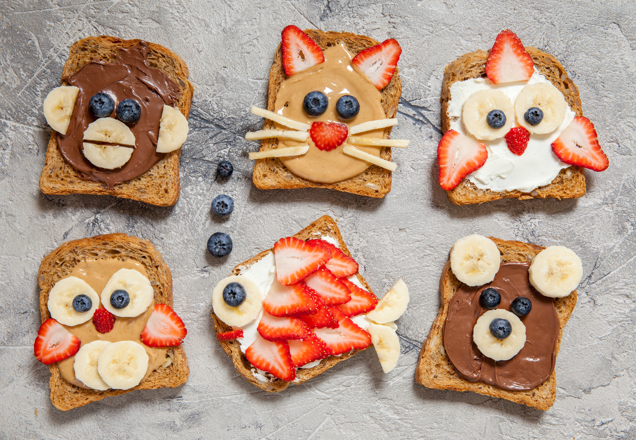 toast with animal faces made with peanut butter and fruit