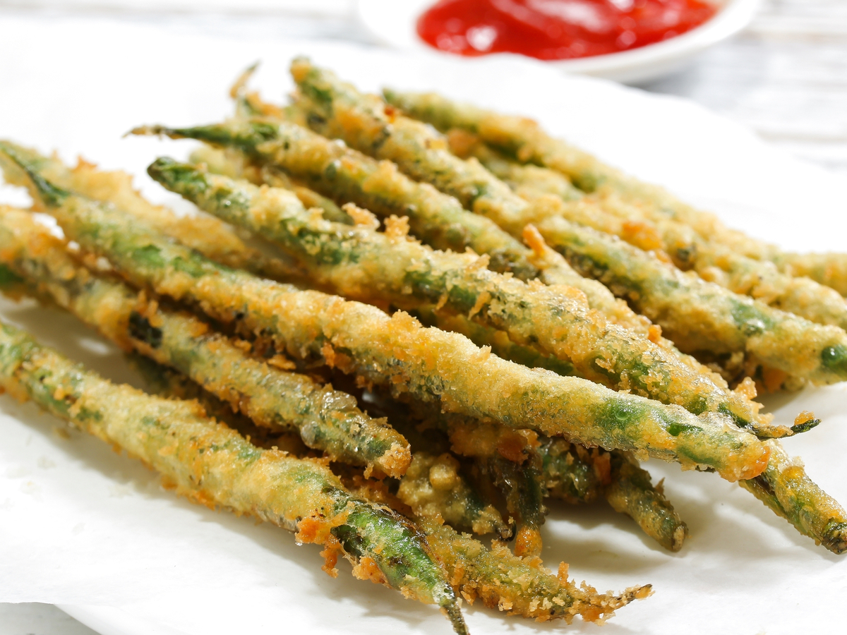 Healthy thanksgiving appetizers: crispy green bean oven fries