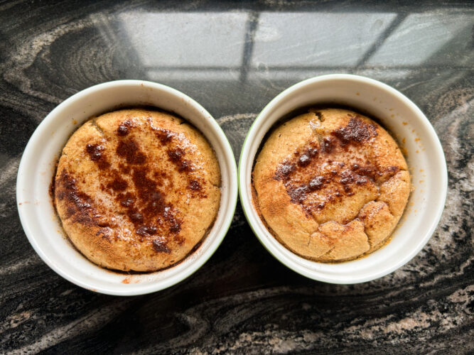 finished ramekins of blended baked oats with cinnamon on top